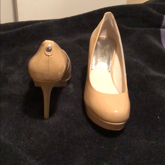 NEW Michael Kors Nude Patent Leather Pumps - Picture 1 of 8